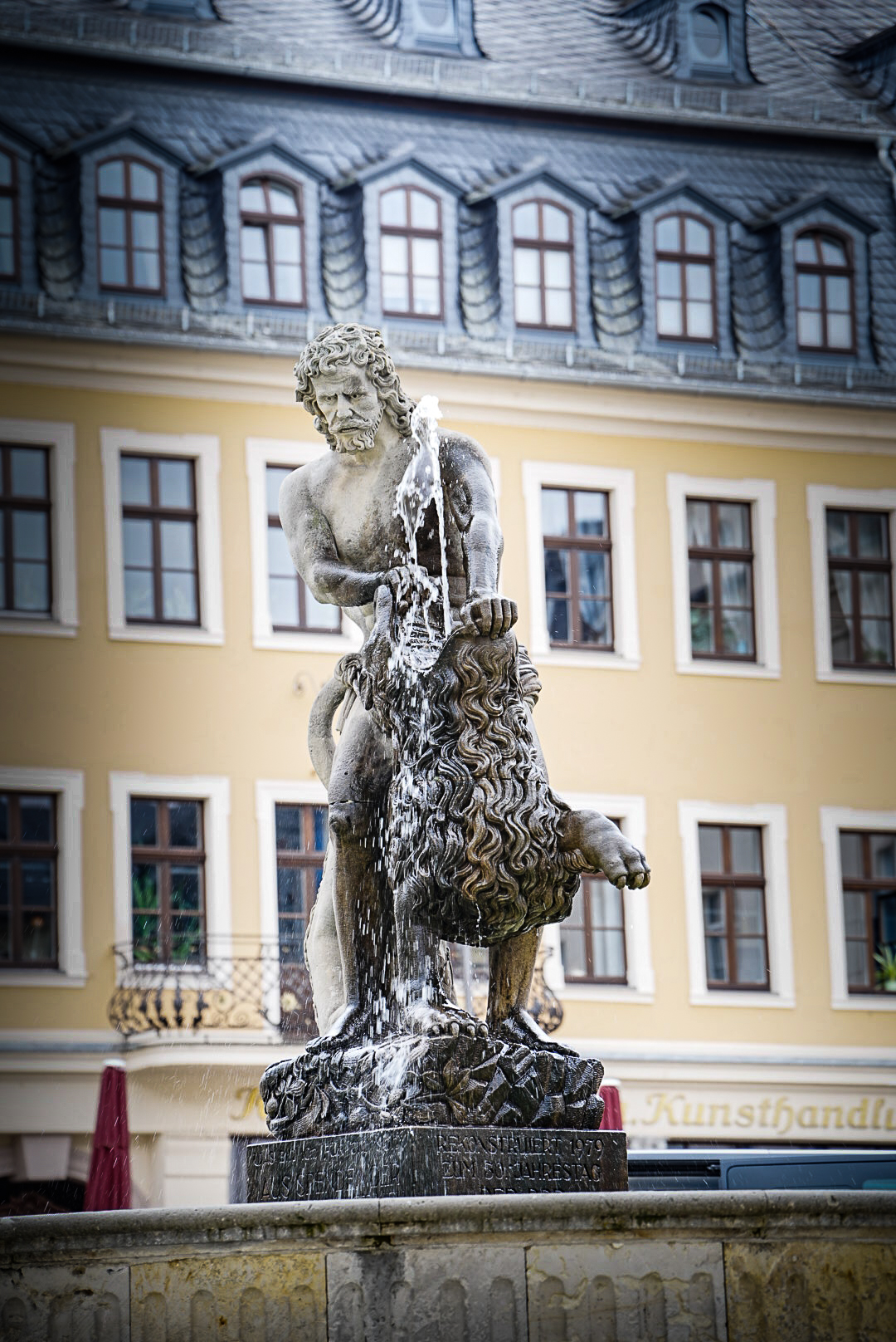 Simsonbrunnen vor barocker Häuserzeile am Markt in Gera