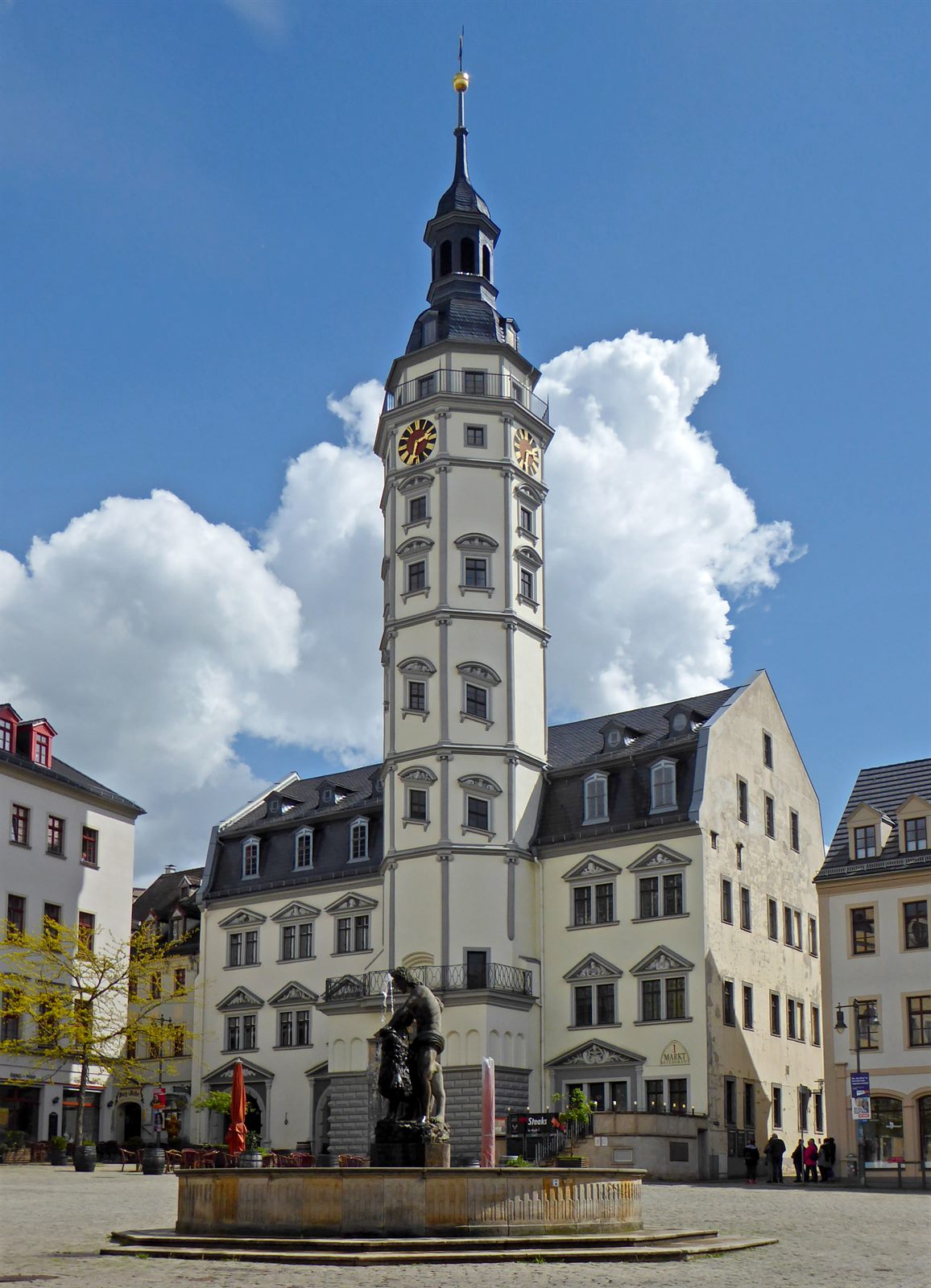Rathausturm und Simsonbrunnen am Markt in Gera